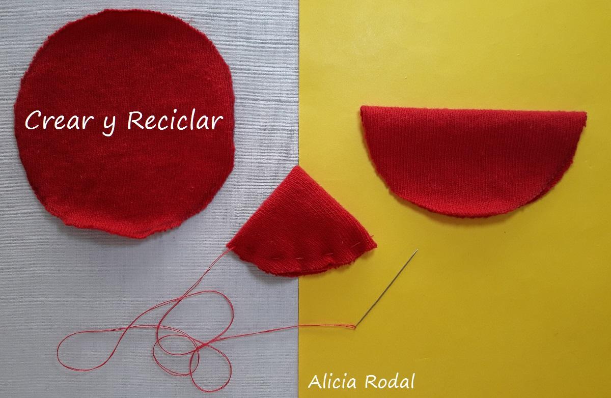 En este tutorial verás qué fácil es hacer unas flores con retales de tela, para hacer un lindo ramo de rosas rojas. 