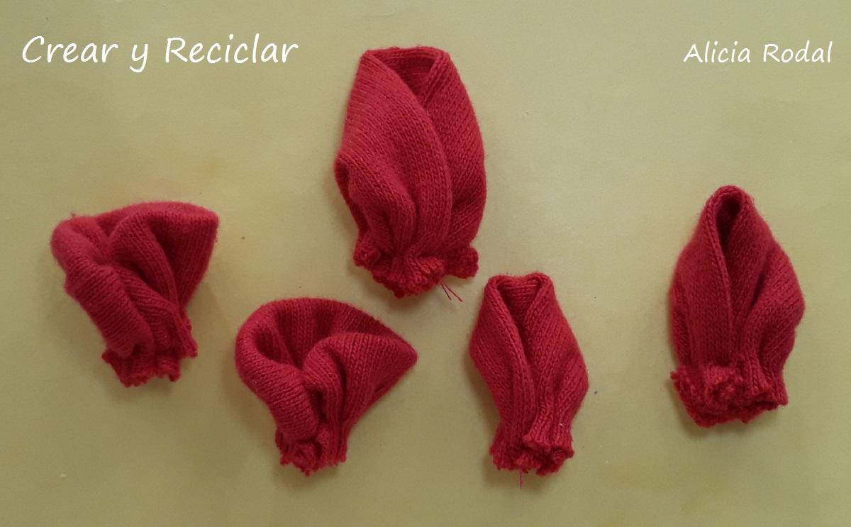 En este tutorial verás qué fácil es hacer unas flores con retales de tela, para hacer un lindo ramo de rosas rojas. 
