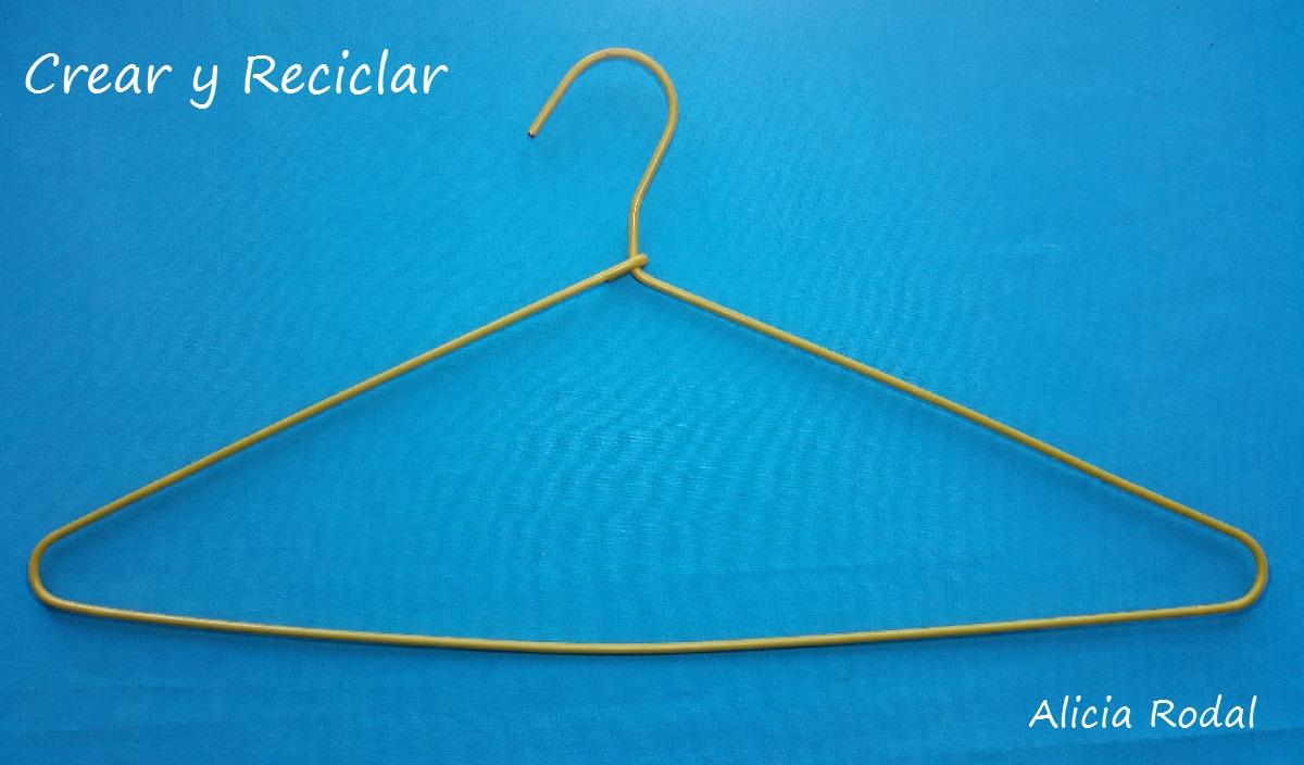 En este tutorial verás qué fácil es hacer unas flores con retales de tela, para hacer un lindo ramo de rosas rojas. 