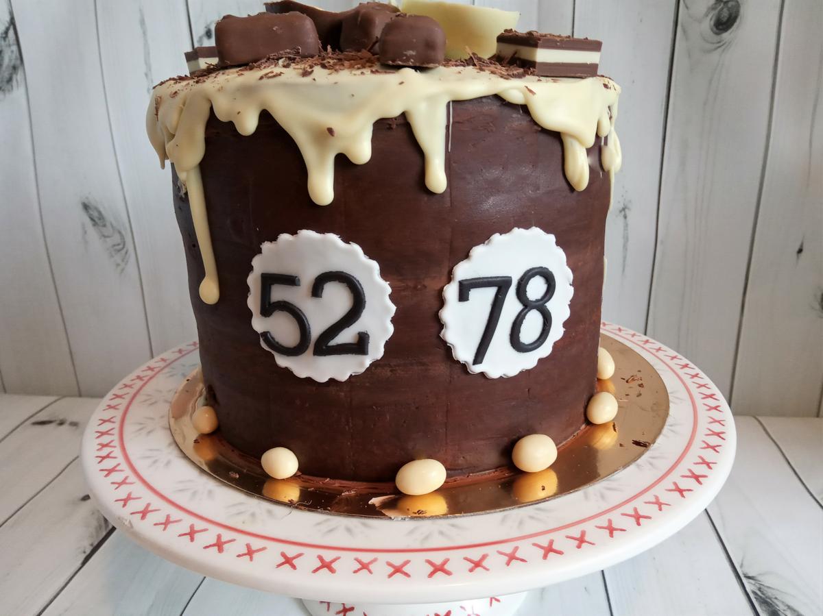 Detalle frontal drip cake turrón