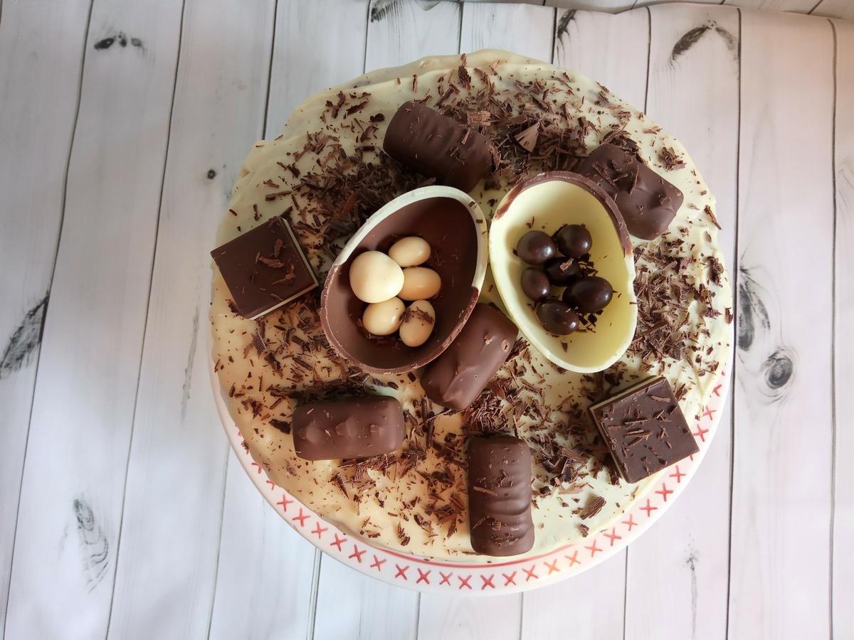 Vista cenital drip cake turrón y chocolate