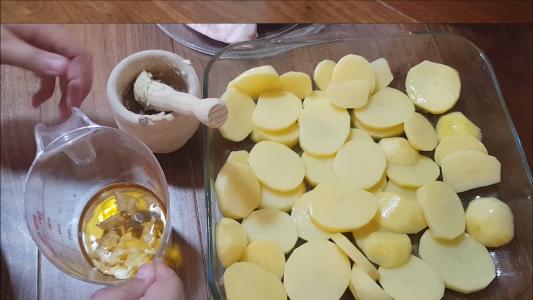 muslos de pollo al horno con patatas en salsa de licor 43 (4)