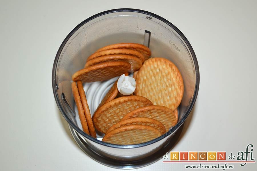 Tarta de queso con harina de fécula de maíz y mermelada de ciruelas rojas casera, triturar las galletas