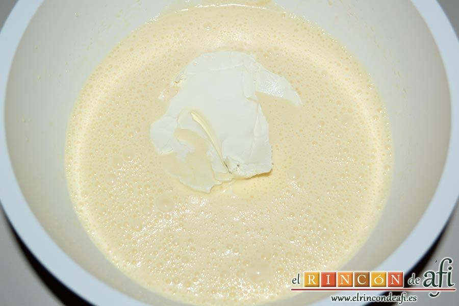 Tarta de queso con harina de fécula de maíz y mermelada de ciruelas rojas casera, añadir el queso mascarpone