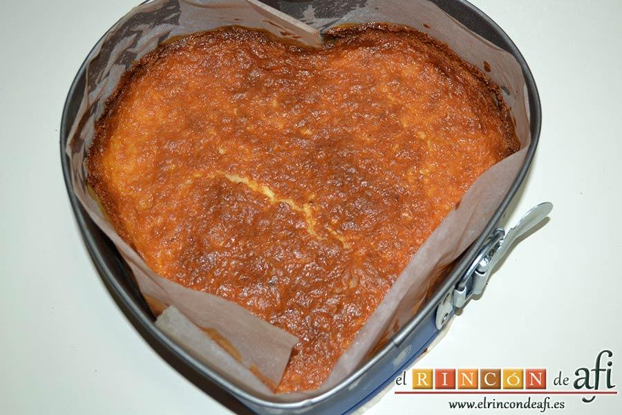 Tarta de queso con harina de fécula de maíz y mermelada de ciruelas rojas casera, hornear y dejar enfriar