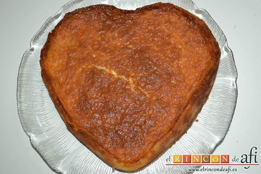 Tarta de queso con harina de fécula de maíz y mermelada de ciruelas rojas casera, desmoldar