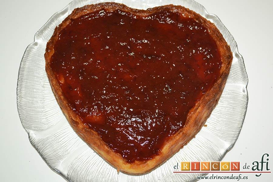 Tarta de queso con harina de fécula de maíz y mermelada de ciruelas rojas casera, cubrir toda la tarta