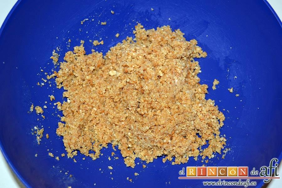 Tarta de queso con harina de fécula de maíz y mermelada de ciruelas rojas casera, mezclar bien