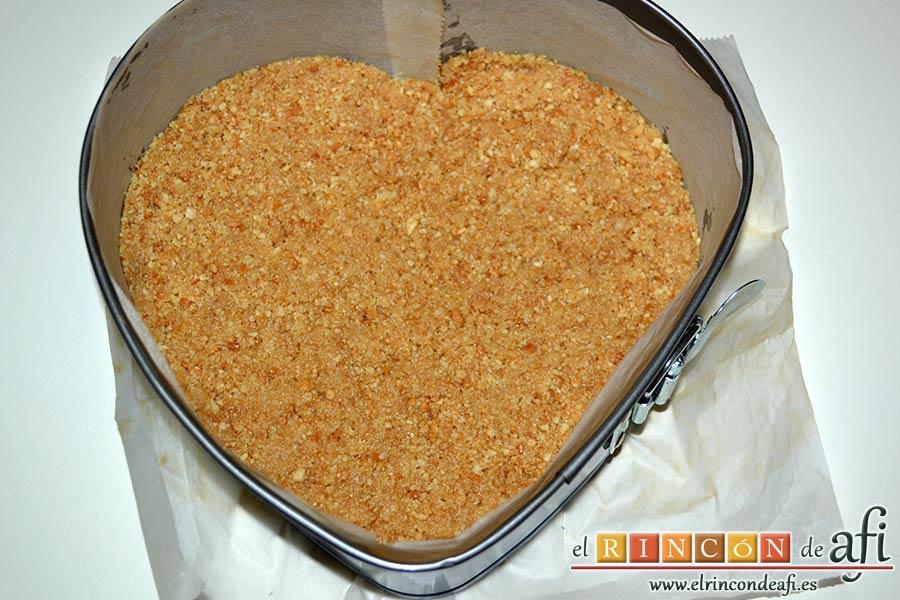 Tarta de queso con harina de fécula de maíz y mermelada de ciruelas rojas casera, poner las galletas en el molde para hacer la base