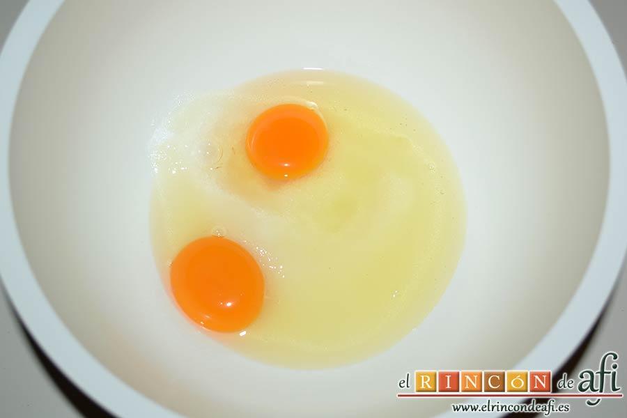 Tarta de queso con harina de fécula de maíz y mermelada de ciruelas rojas casera, poner en un bol el azúcar con los dos huevos