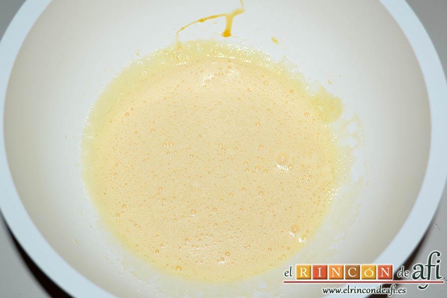 Tarta de queso con harina de fécula de maíz y mermelada de ciruelas rojas casera, batir hasta que queden espumosos y hayan duplicado el volumen