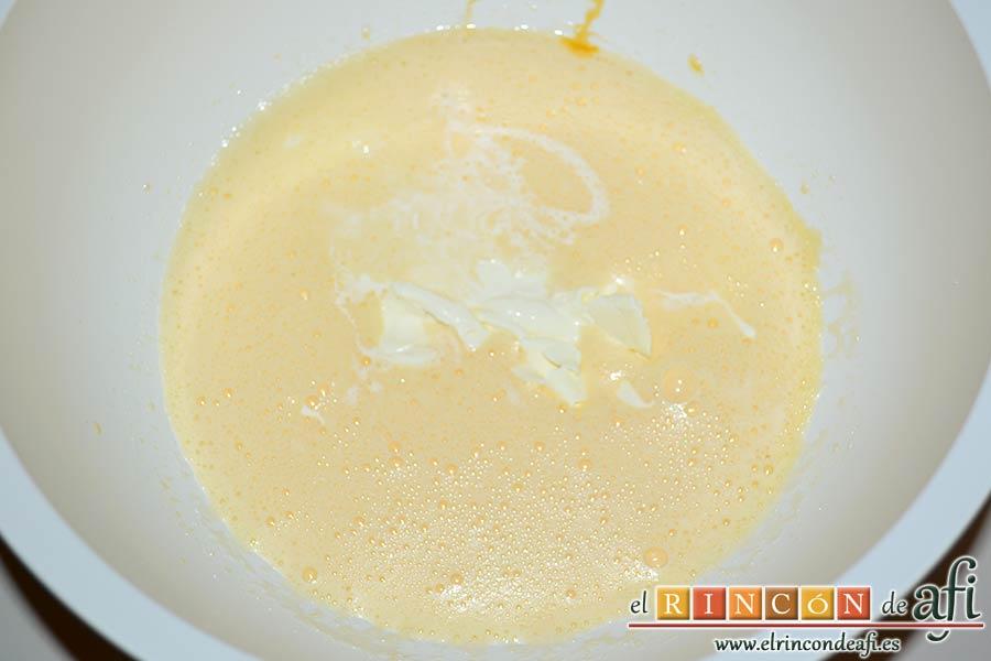 Tarta de queso con harina de fécula de maíz y mermelada de ciruelas rojas casera, ir añadiendo la nata (crema de leche)