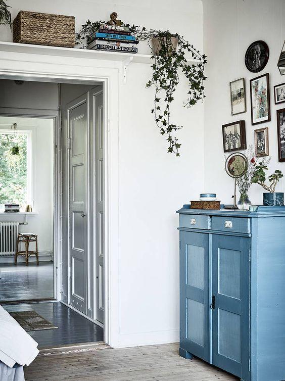 Estantes cerca del techo. Otra forma de almacenaje visto | Decoración