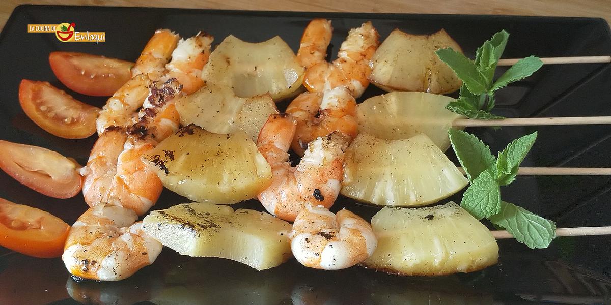 Brochetas de langostinos con piña
