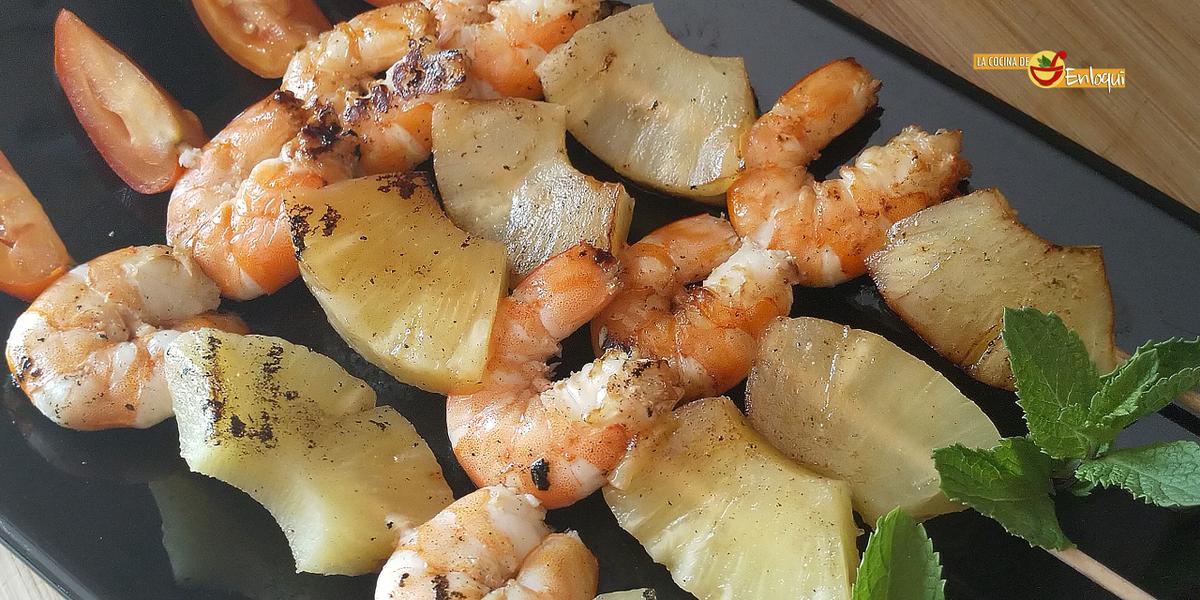 Brochetas de langostinos con piña