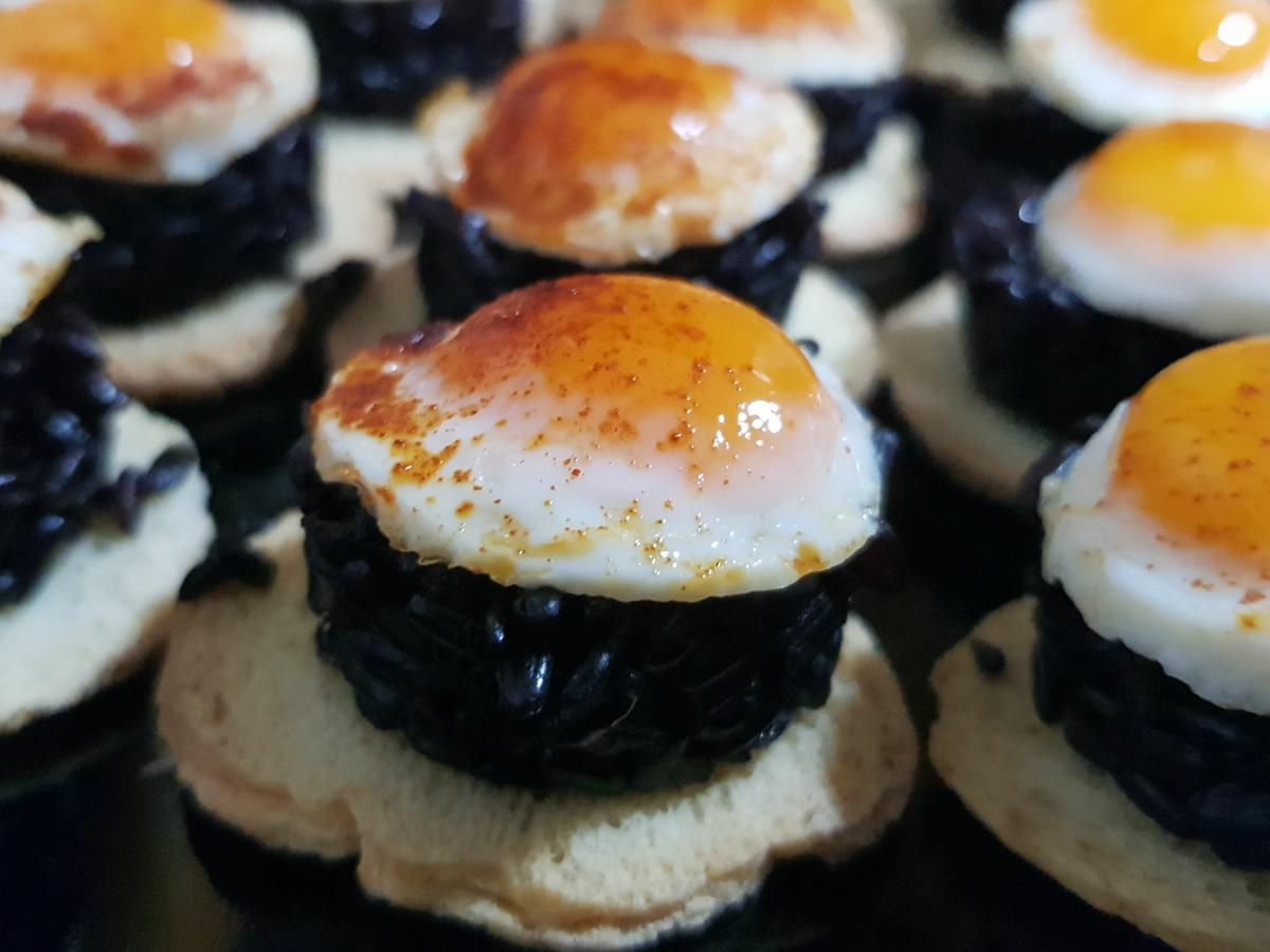 Arroz negro venere con huevo de codorniz