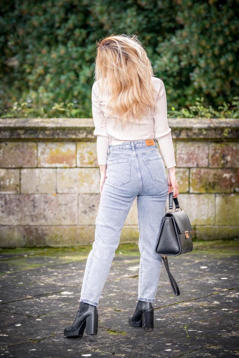 Mom jeans con botas