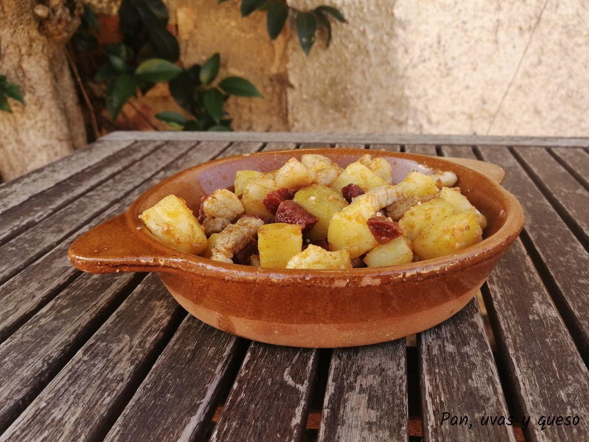 patatas revolconas - pan uvas y queso