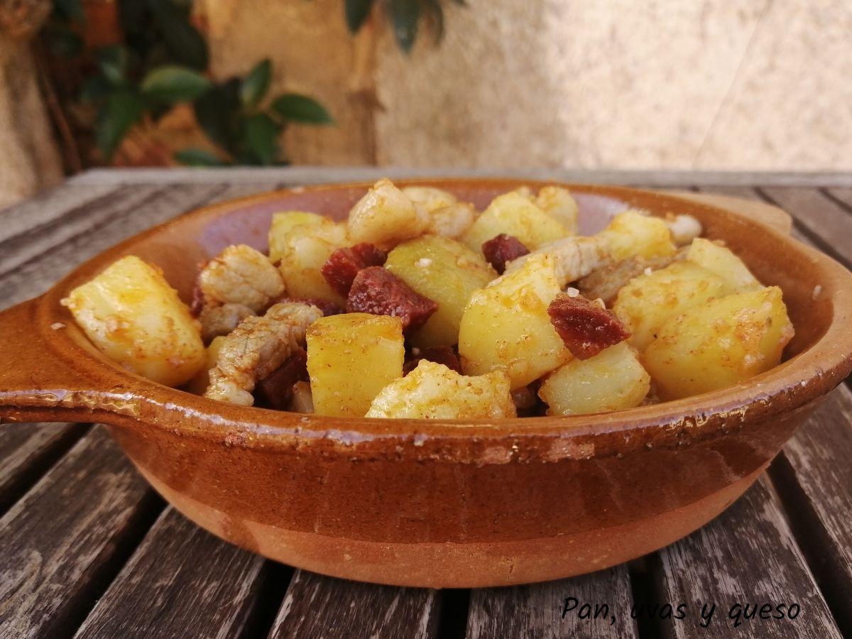 patatas revolconas - pan uvas y queso 