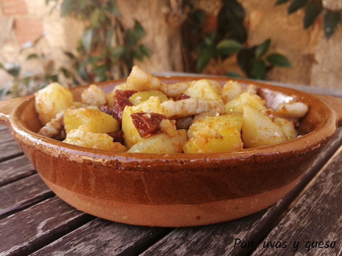 patatas revolconas - pan uvas y queso