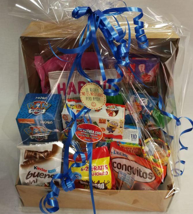 Caja regalo con dulces. Vía FloresDalia.