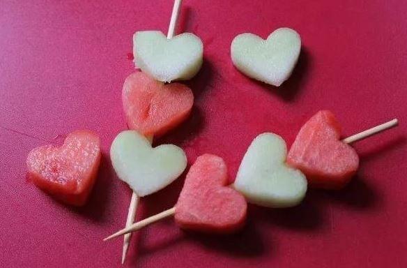 Pincho de frutas corazón. Vía Sabor Gourmet.