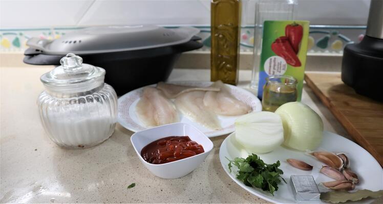 Los ingredientes necesarios para hacer la merluza en salsa de pimiento de piquillo en Mambo