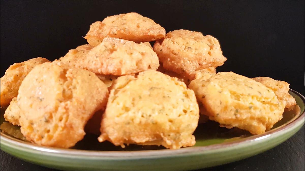 Buñuelos de bacalao con harina de maíz y almendras