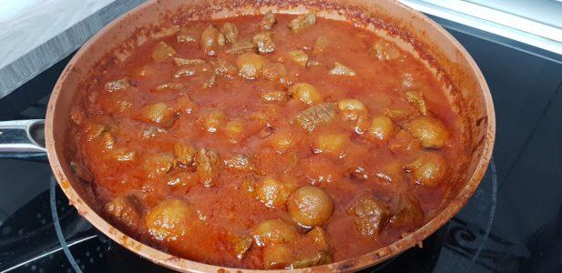Ternera en salsa de tomate con champiñones y volcan de arroz integral (4)