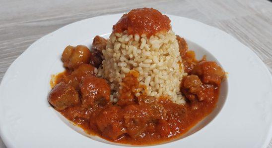 Ternera en salsa de tomate con champiñones y volcan de arroz integral (1)