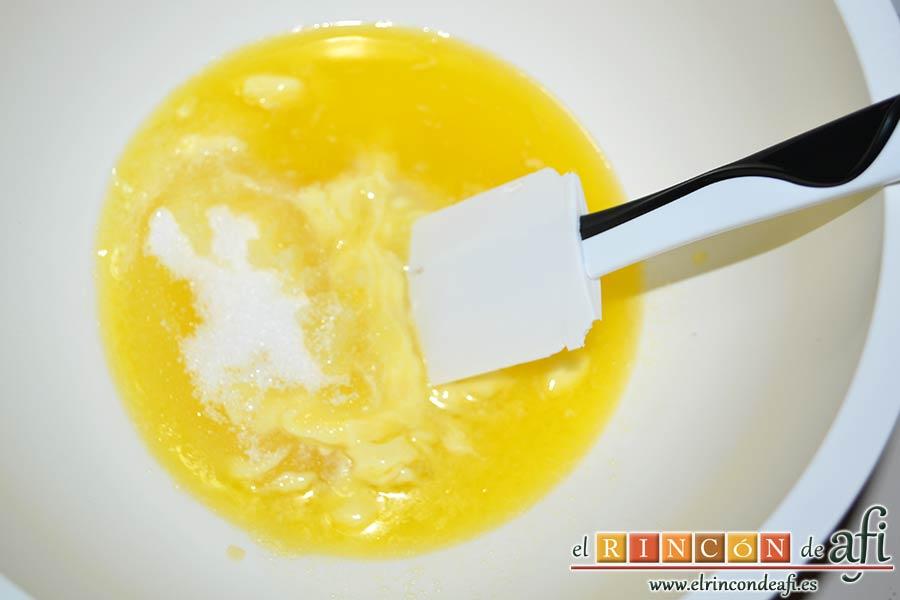 Pasteles rellenos de carne de membrillo, mezclar en un bol la mantequilla derretida con el azúcar