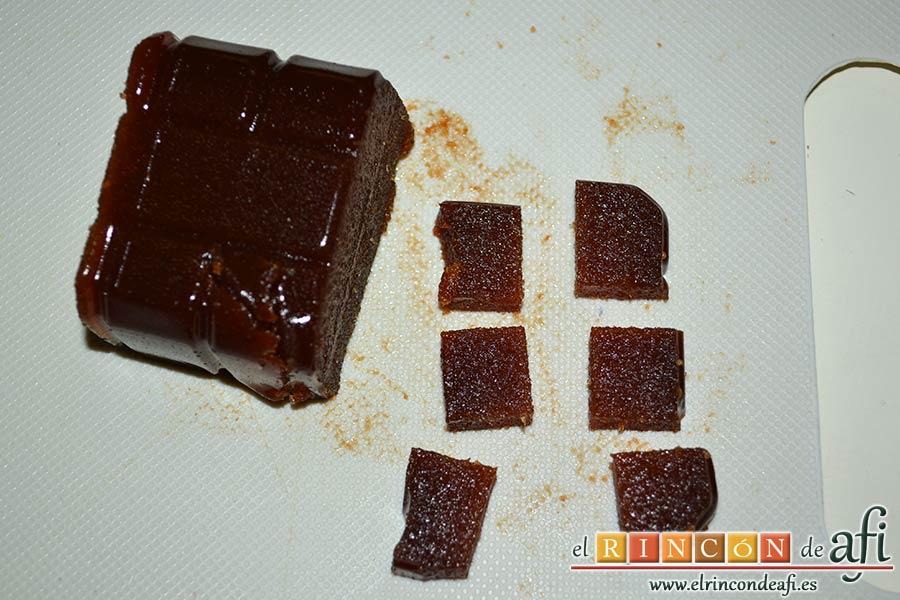 Pasteles rellenos de carne de membrillo, cortar trozos de la carne de membrillo