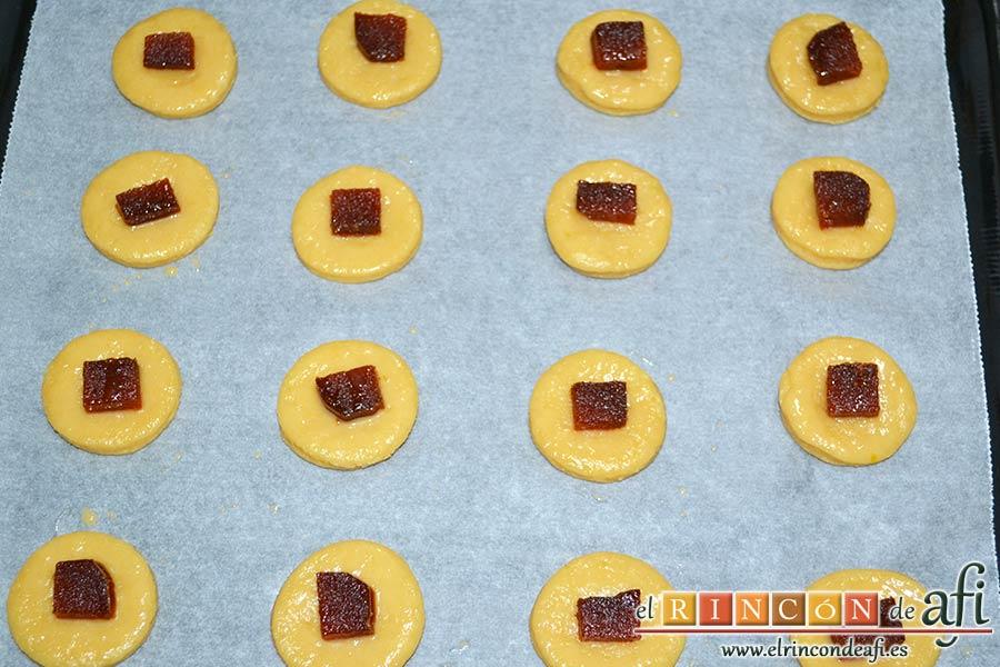 Pasteles rellenos de carne de membrillo, pintar los bordes con huevo batido