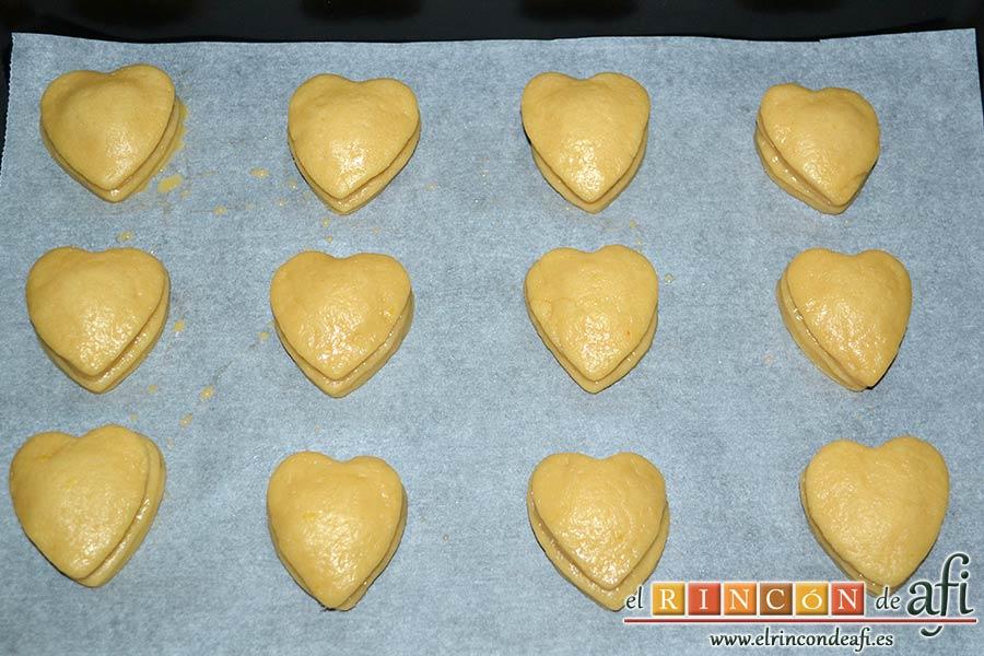 Pasteles rellenos de carne de membrillo, taparlos