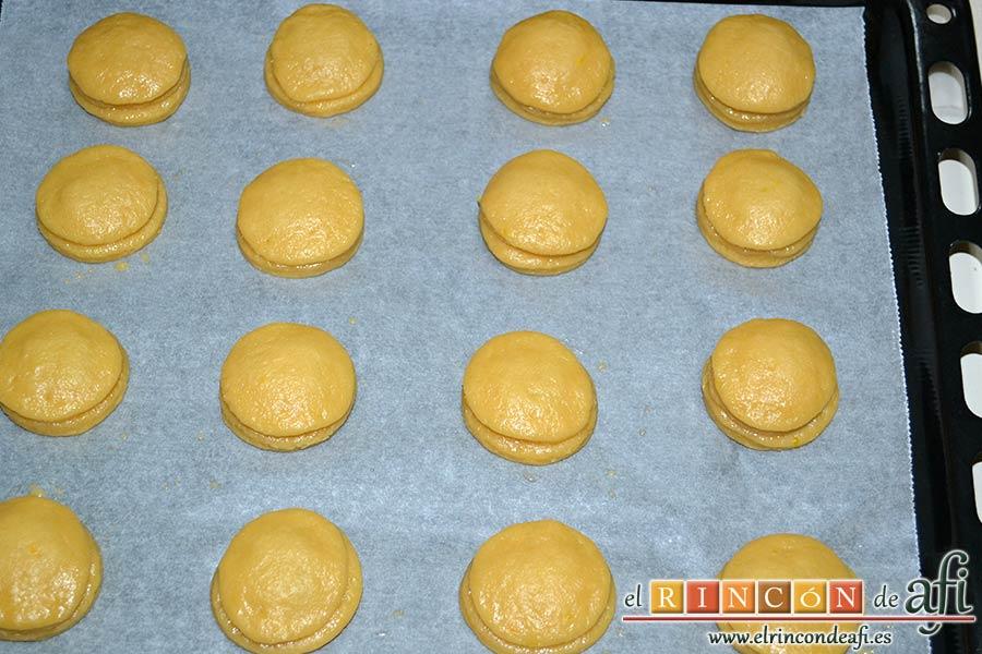 Pasteles rellenos de carne de membrillo, apretar los bordes para que queden bien cerrados