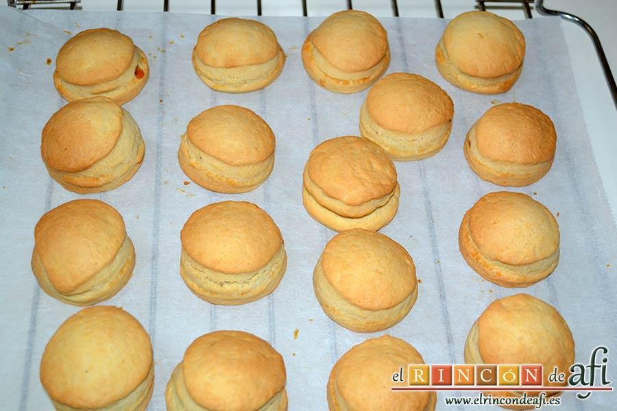 Pasteles rellenos de carne de membrillo, dejarlos atemperar sobre rejilla