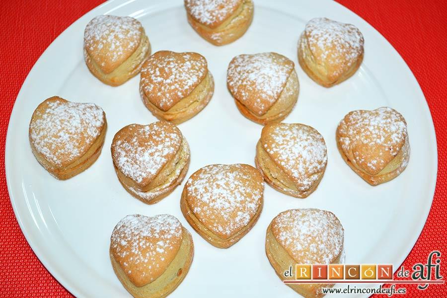 Pasteles rellenos de carne de membrillo, espolvorear con azúcar glass