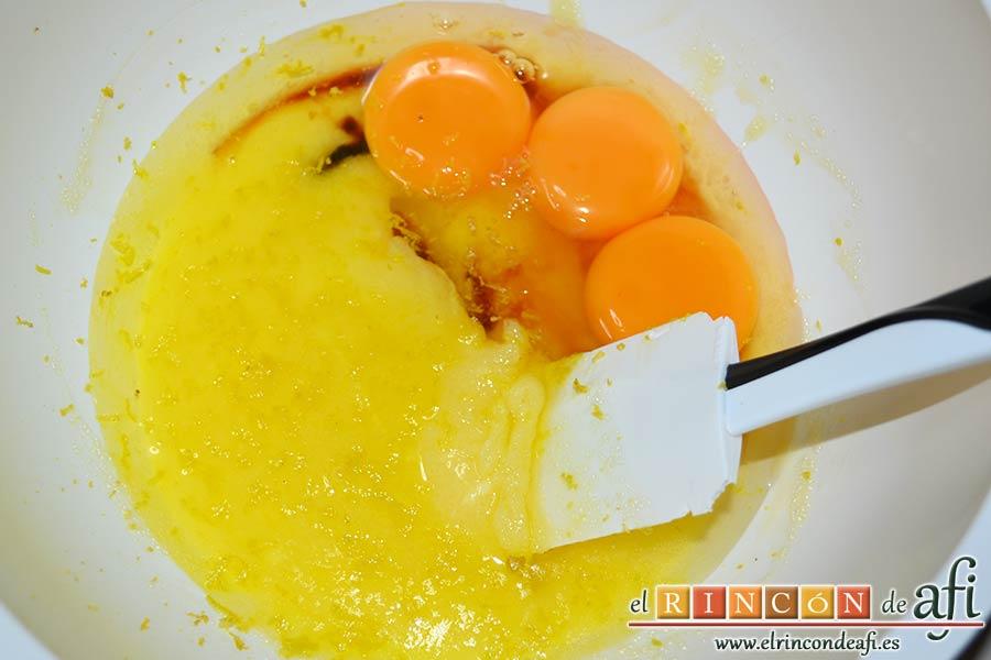 Pasteles rellenos de carne de membrillo, añadir los huevos, la ralladura de limón y el extracto de vainilla