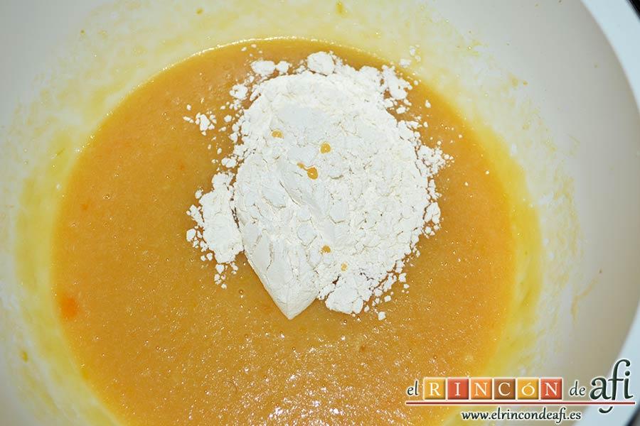 Pasteles rellenos de carne de membrillo, agregar la mezcla de harina poco a poco a la de huevos