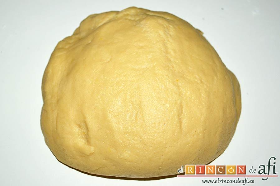 Pasteles rellenos de carne de membrillo, pasar la masa a una tabla y formar una bola