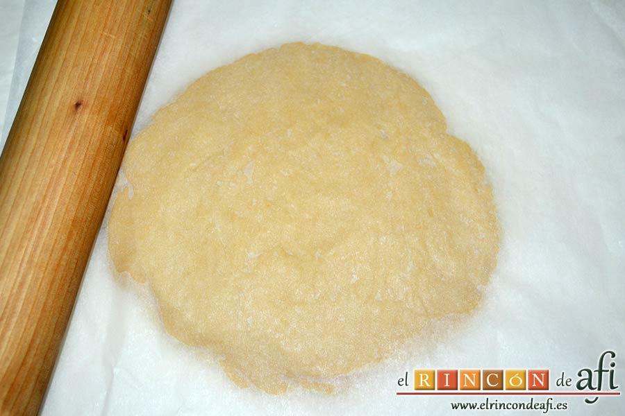 Pasteles rellenos de carne de membrillo, poner cada porción entre papel de horno y estirar con rodillo