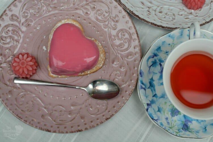 corazones de san valentín rellenos de mousse de chocolate y fresas
