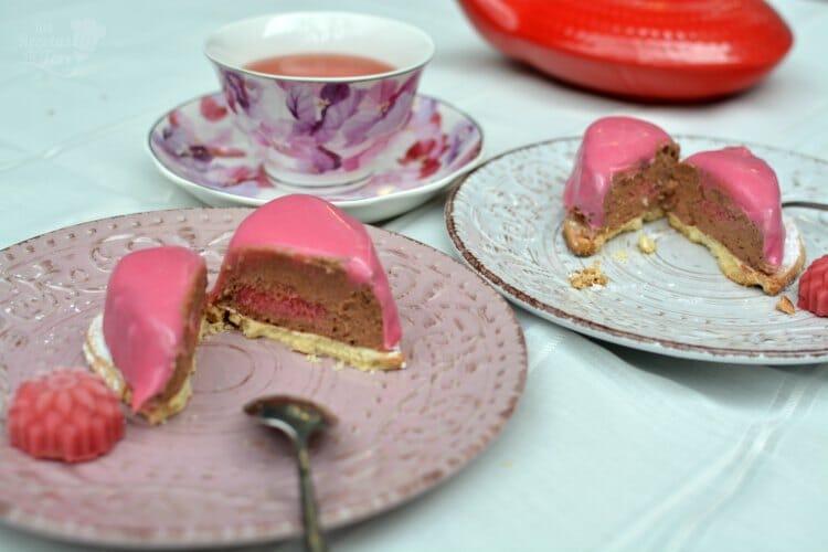 corazones de san valentín rellenos de mousse de chocolate y fresas