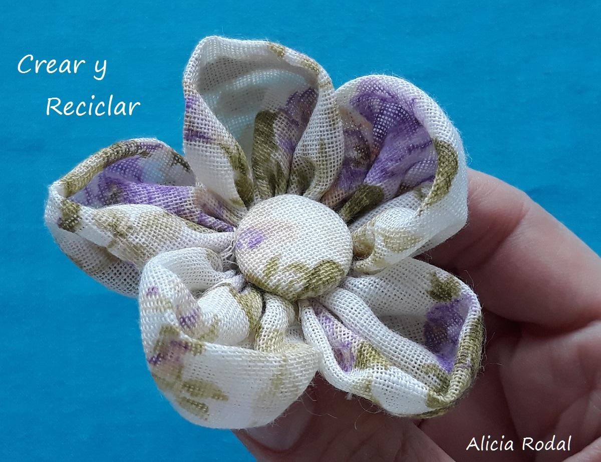 En este tutorial te muestro 8 ideas y trucos para hacer flores con retales de tela.