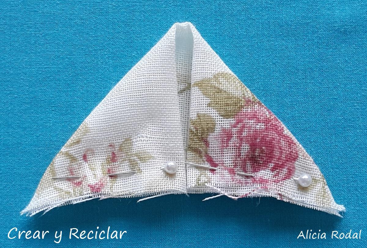 En este tutorial te muestro 8 ideas y trucos para hacer flores con retales de tela.