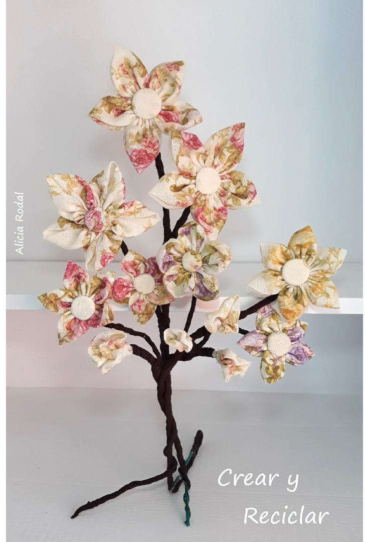 En este tutorial te muestro 8 ideas y trucos para hacer flores con retales de tela.