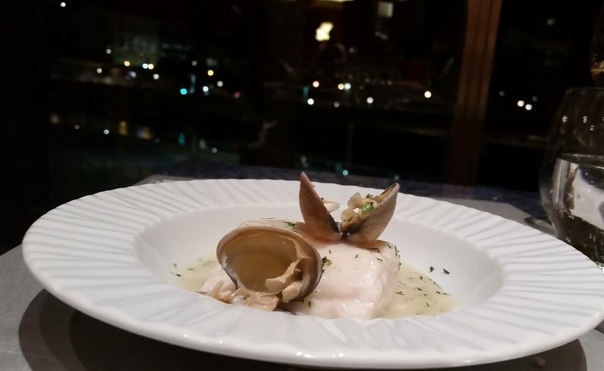 Merluza en salsa verde con almejas