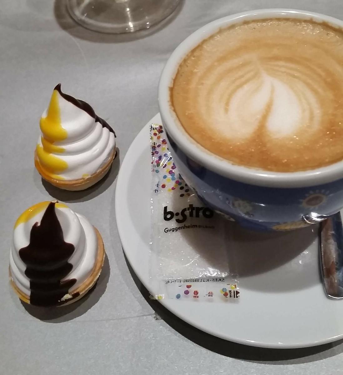 Café acompañado de carolinas