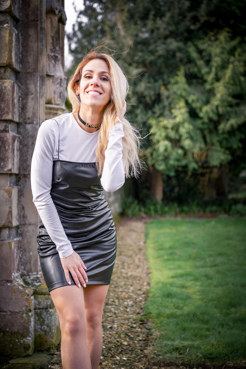 Vestido de cuero negro con zapatillas
