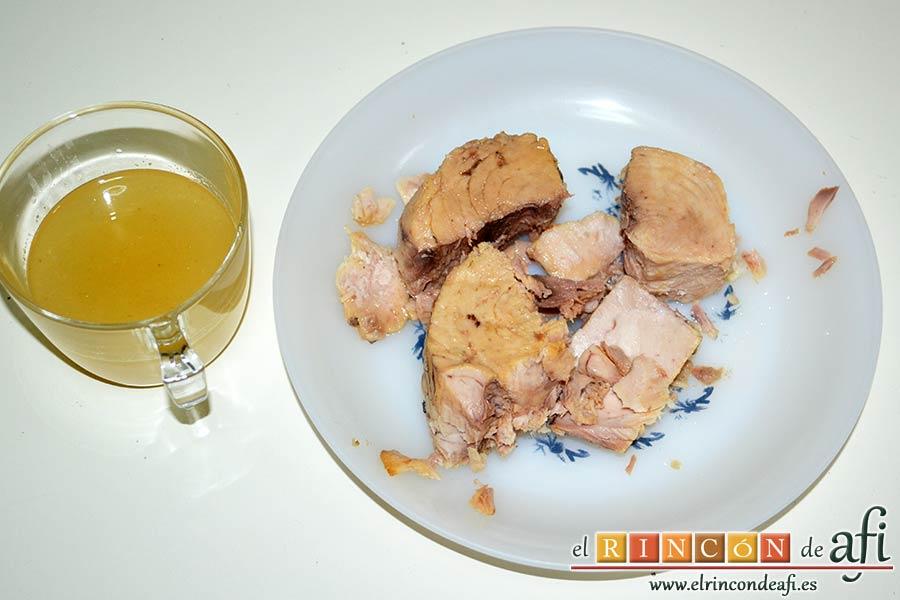Croquetas de bonito, escurrir el bonito y separar el jugo de la carne